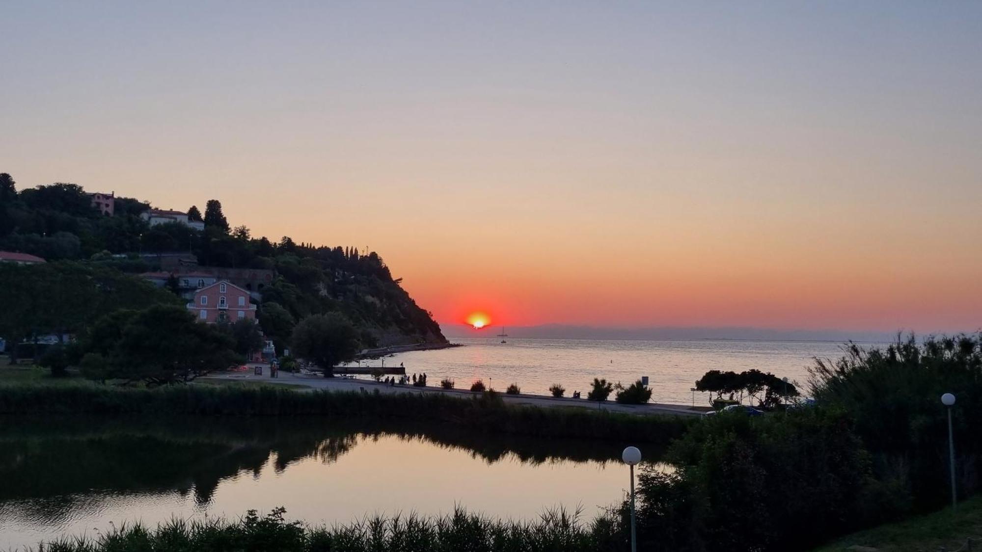 Piran Beach House - Private Oasis - Beachfront Apartment With A Sea View Terrace Eksteriør bilde