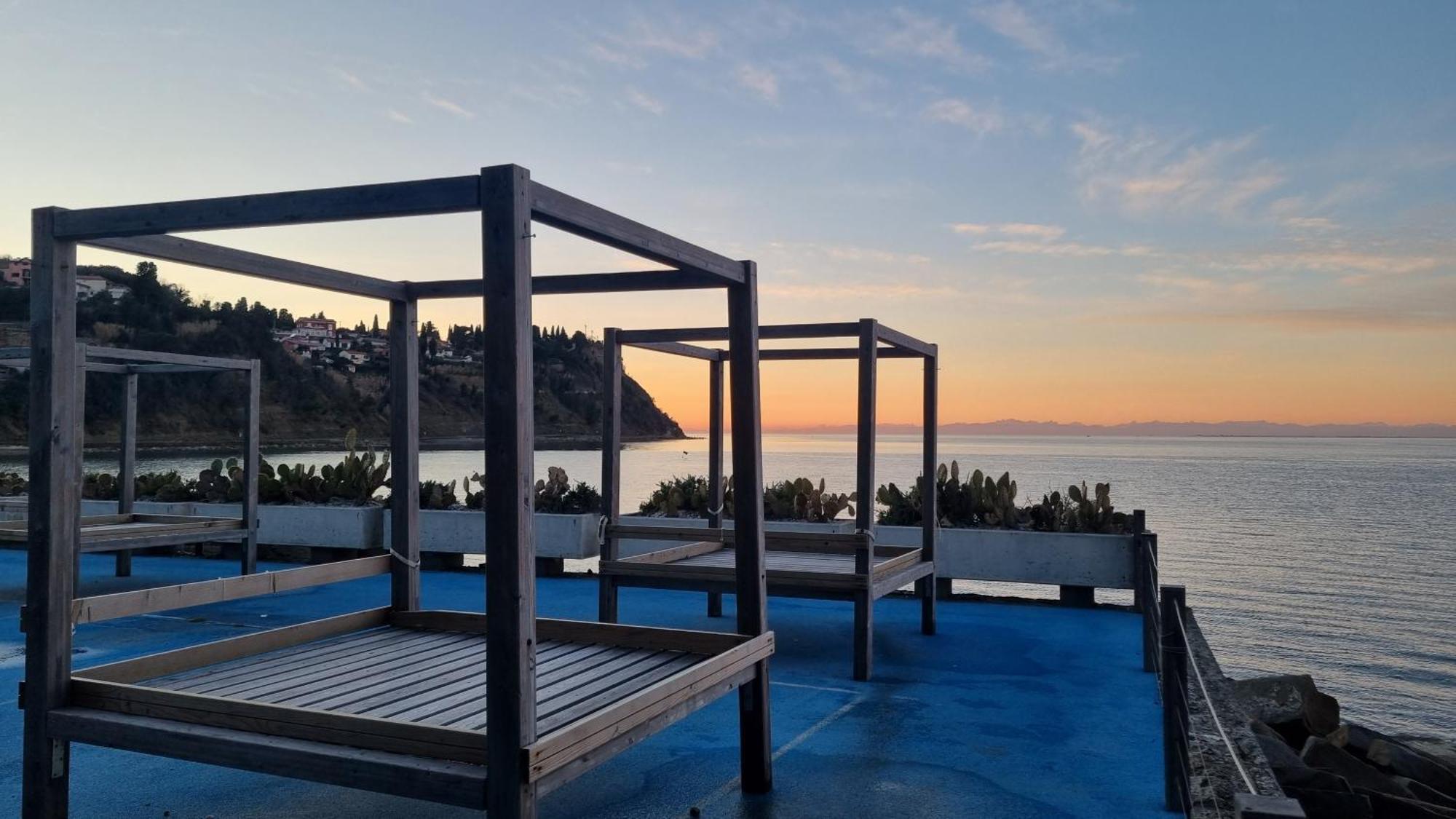 Piran Beach House - Private Oasis - Beachfront Apartment With A Sea View Terrace Eksteriør bilde