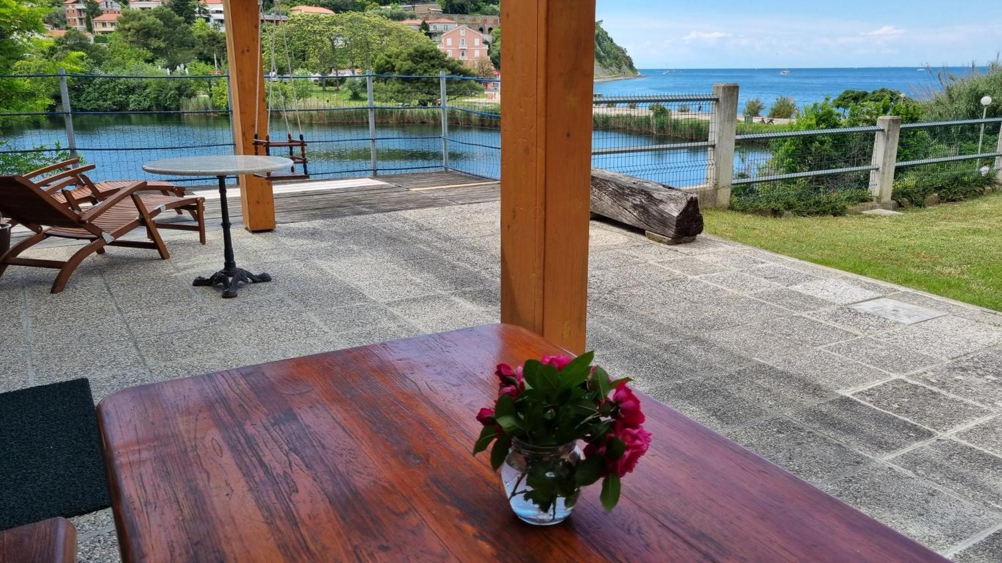 Piran Beach House - Private Oasis - Beachfront Apartment With A Sea View Terrace Eksteriør bilde