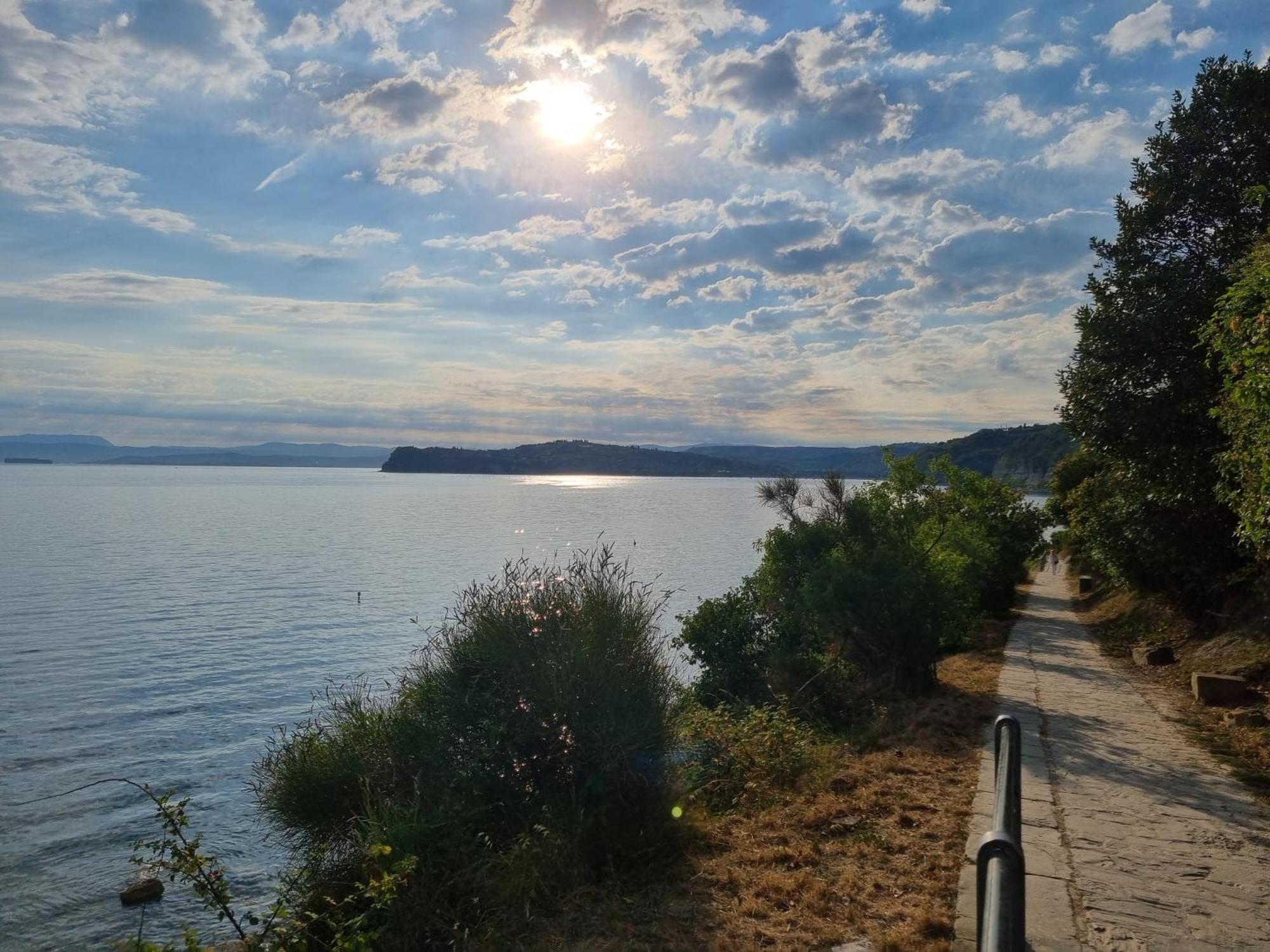 Piran Beach House - Private Oasis - Beachfront Apartment With A Sea View Terrace Eksteriør bilde