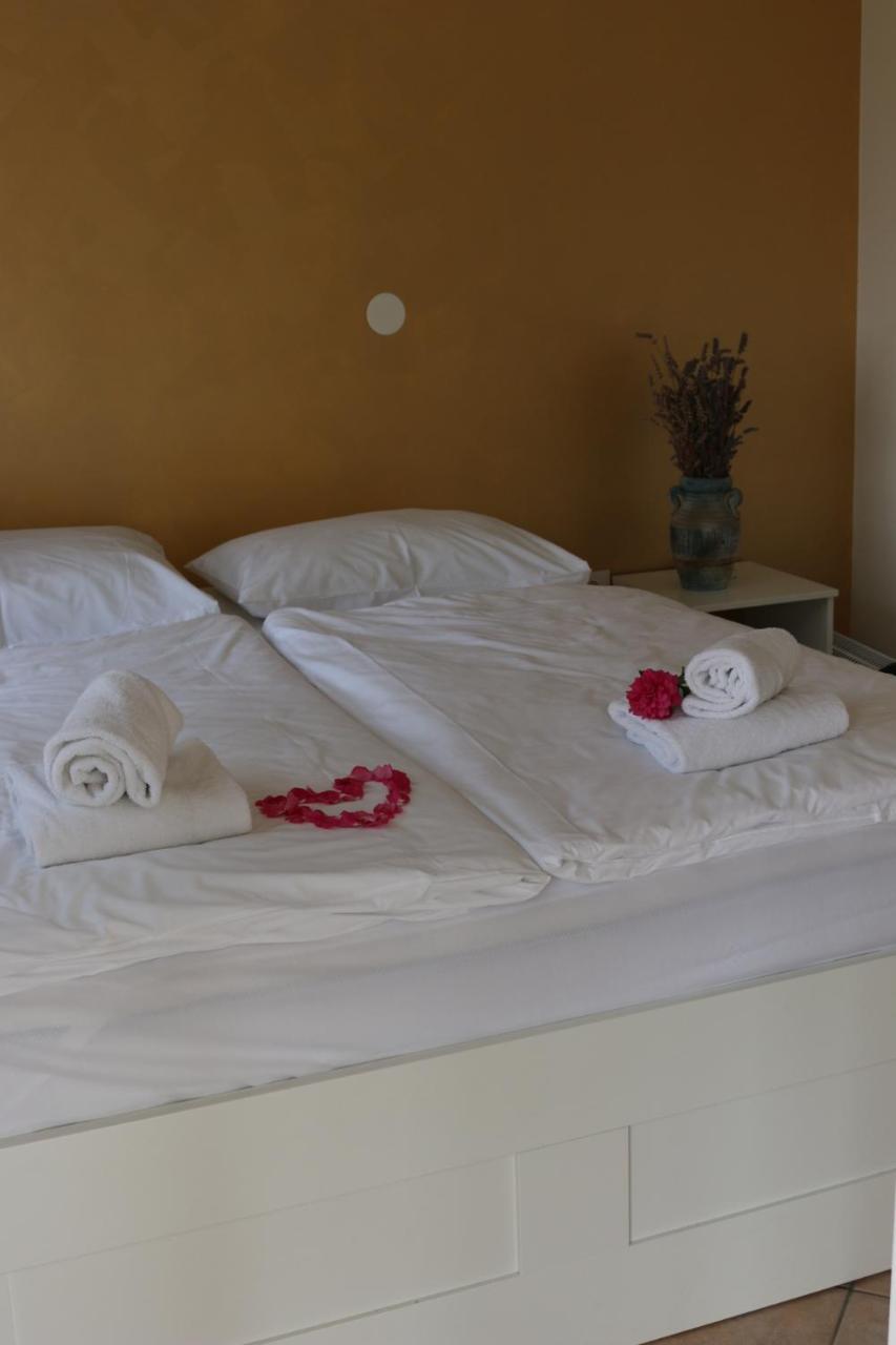 Piran Beach House - Private Oasis - Beachfront Apartment With A Sea View Terrace Eksteriør bilde