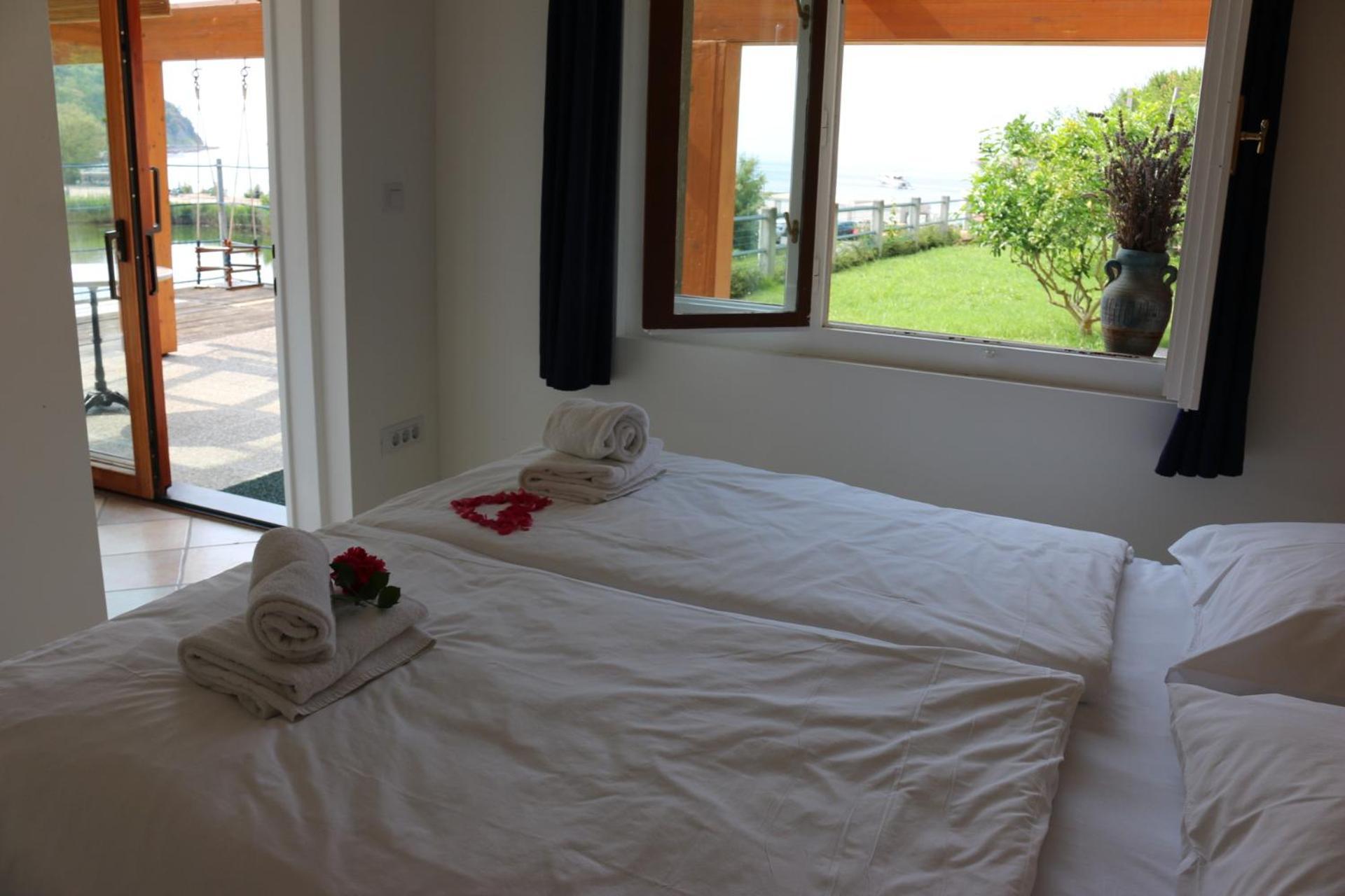 Piran Beach House - Private Oasis - Beachfront Apartment With A Sea View Terrace Eksteriør bilde