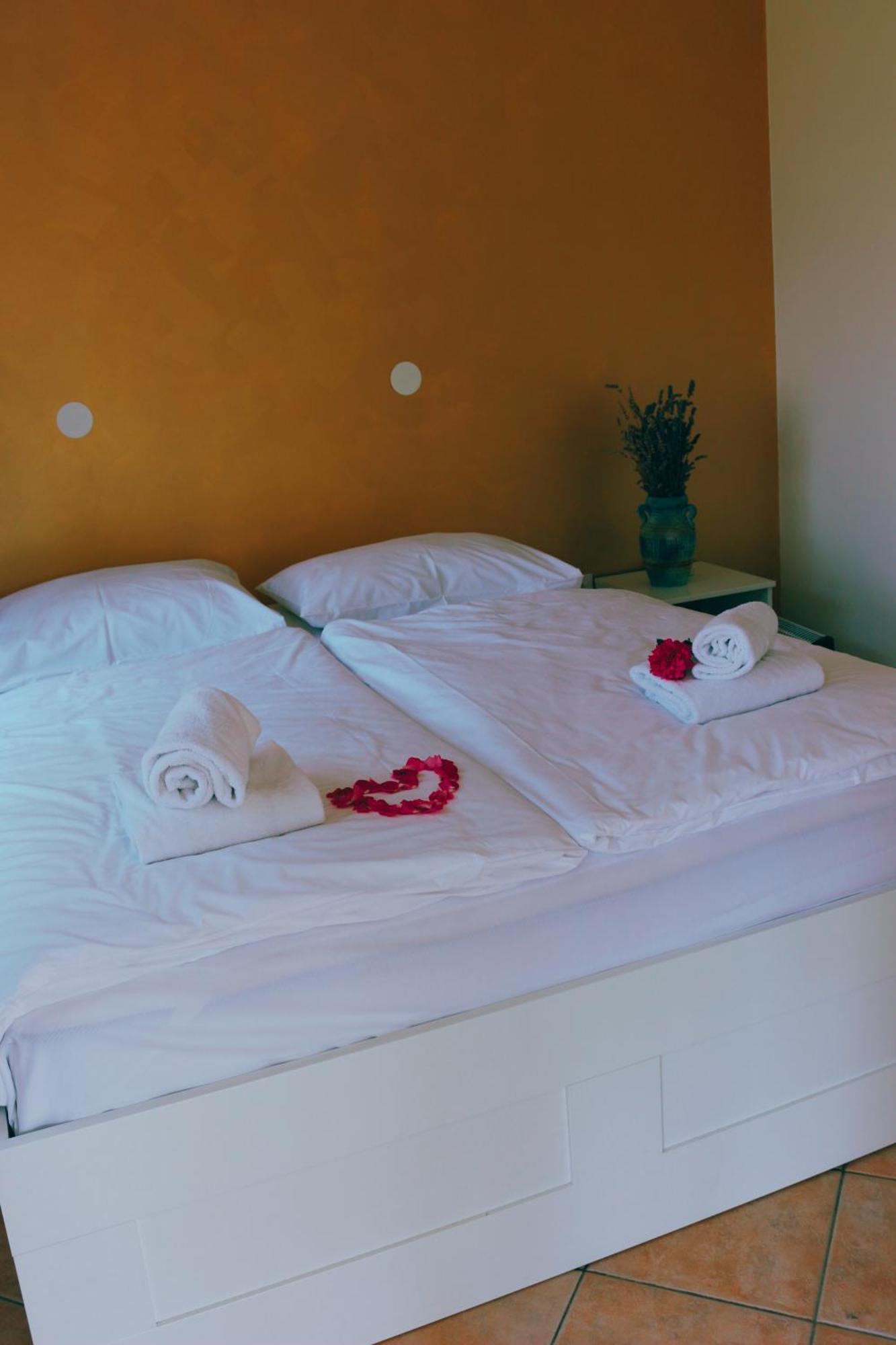 Piran Beach House - Private Oasis - Beachfront Apartment With A Sea View Terrace Eksteriør bilde
