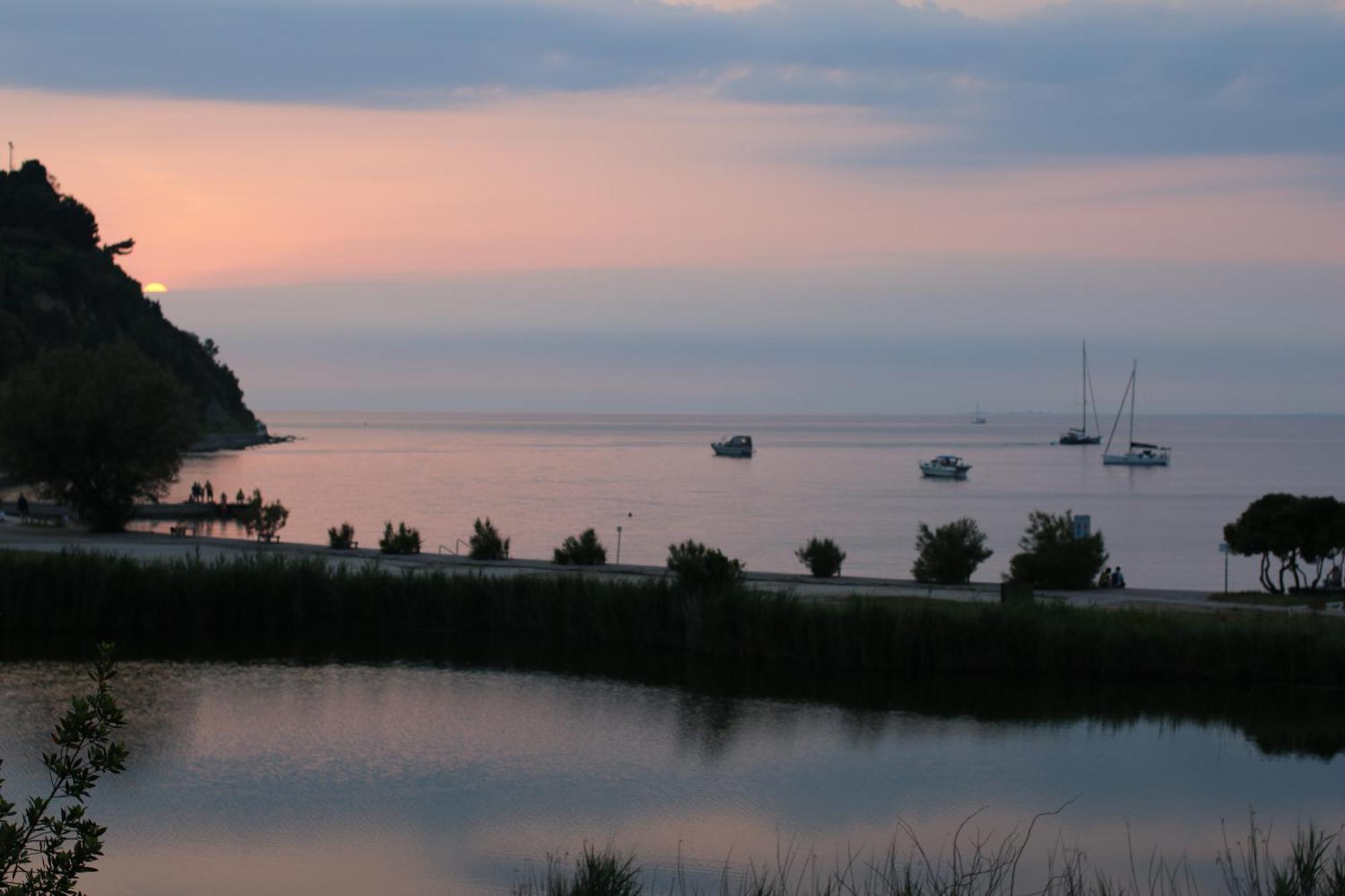 Piran Beach House - Private Oasis - Beachfront Apartment With A Sea View Terrace Eksteriør bilde