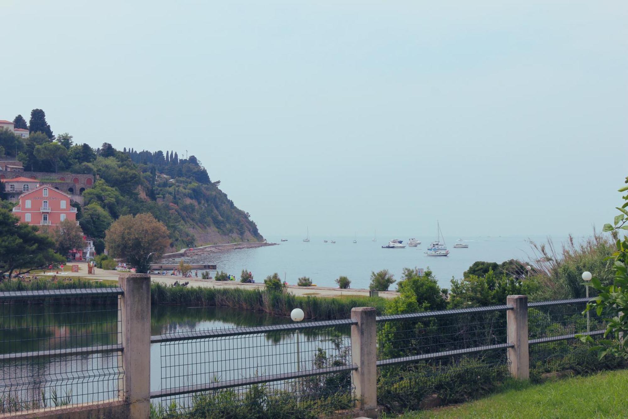 Piran Beach House - Private Oasis - Beachfront Apartment With A Sea View Terrace Eksteriør bilde